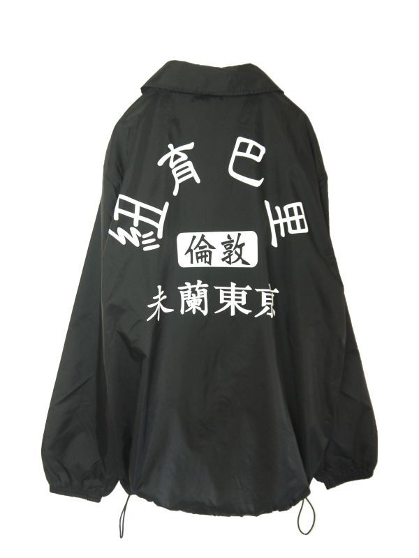 ユニークなグラフィックでシンプルな形のジャケット。