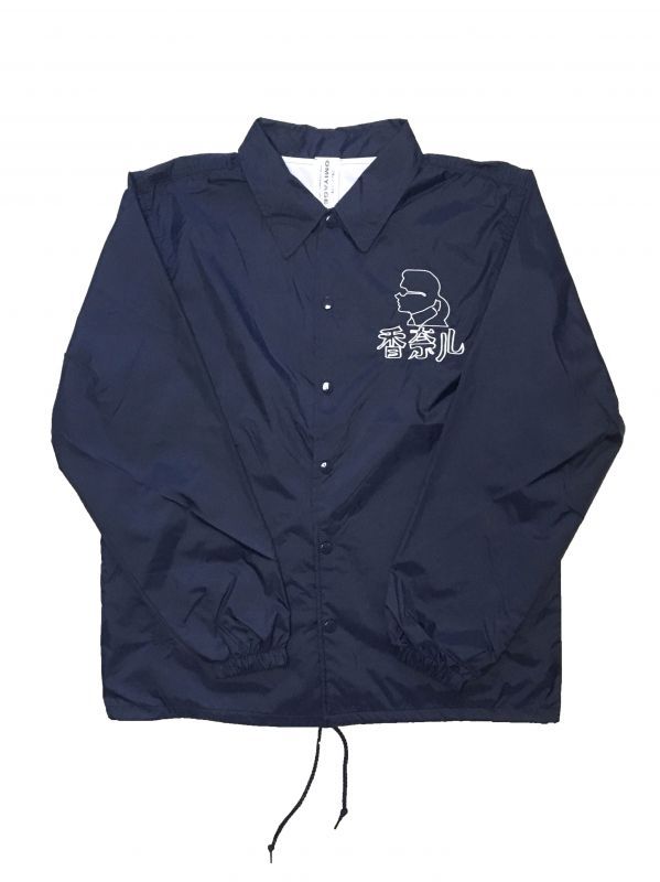 ユニークなグラフィックでシンプルな形のジャケット。