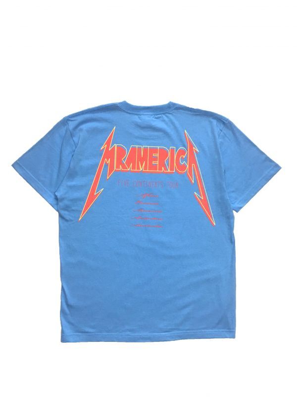ユニークなグラフィックでシンプルな形のtシャツ