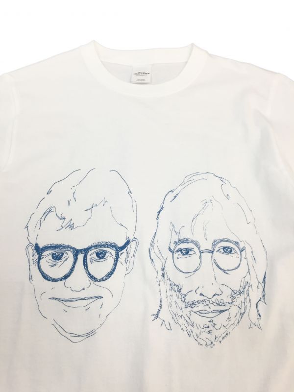 ユニークなグラフィックでシンプルな形のTシャツ。